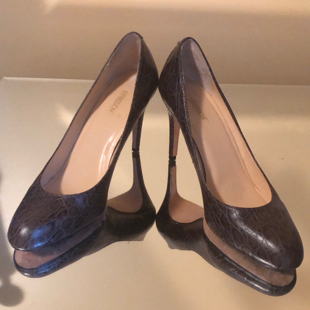 Brown snake like pumps